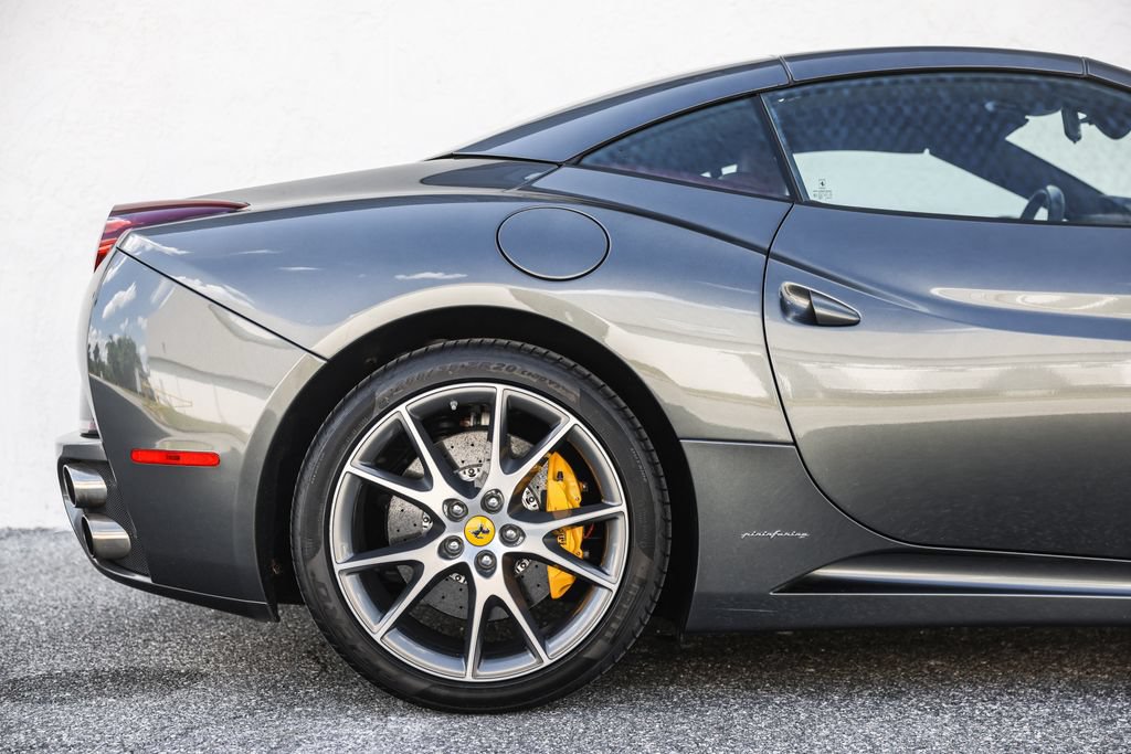 Used 2010 Ferrari California RWD image 2
