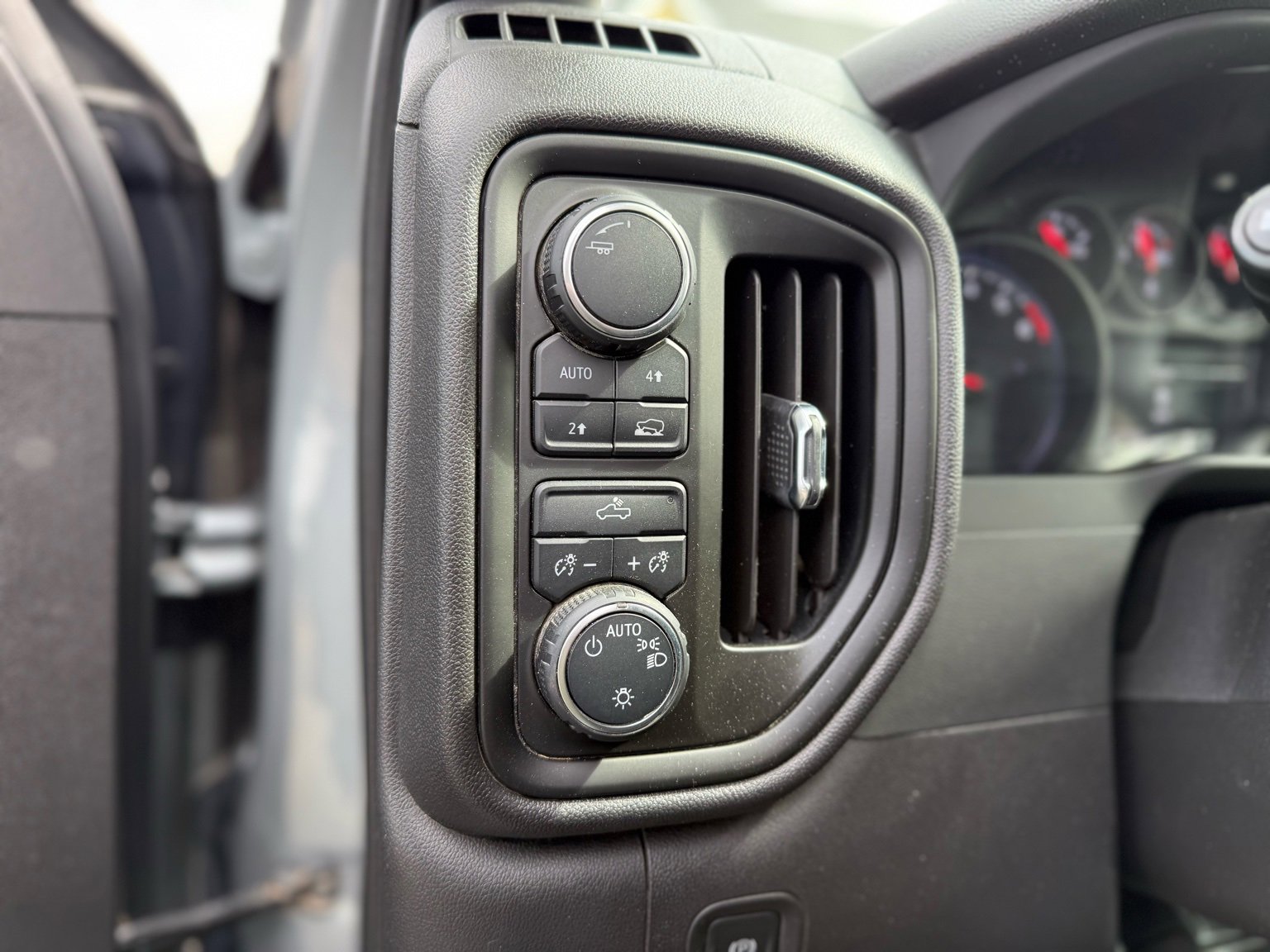 Used 2023 Chevrolet Silverado 1500 Custom image 22