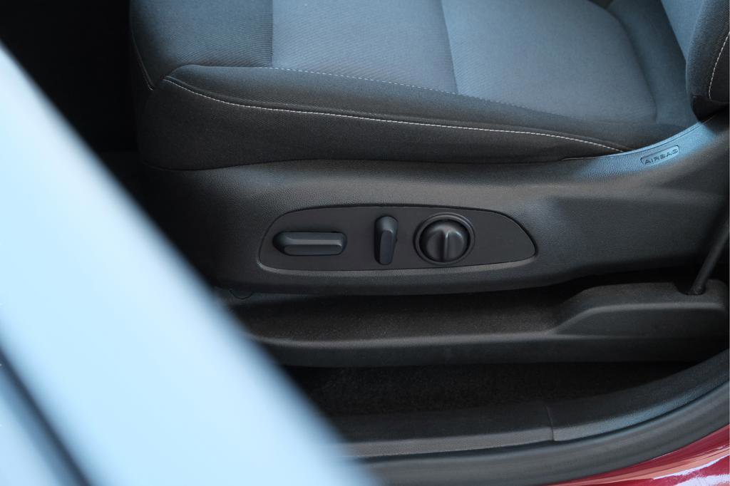 Used 2025 Chevrolet Blazer LT image 32