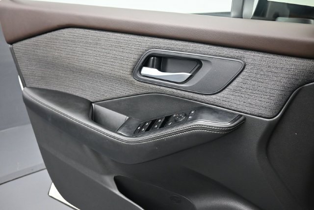 Used 2023 Nissan Rogue SV FWD image 14