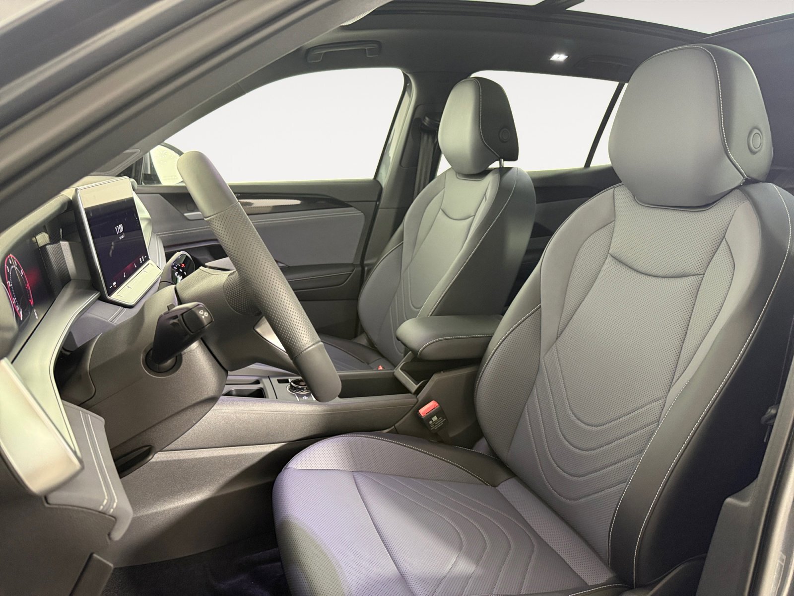New 2026 Volkswagen Tiguan SE R-Line AWD/4WD image 7
