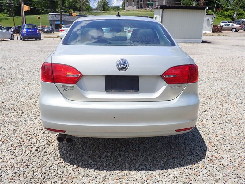 Used 2011 Volkswagen Jetta SE FWD image 3