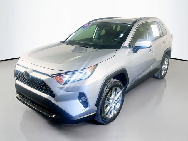 Used 2020 Toyota RAV4 XLE Premium FWD image 4