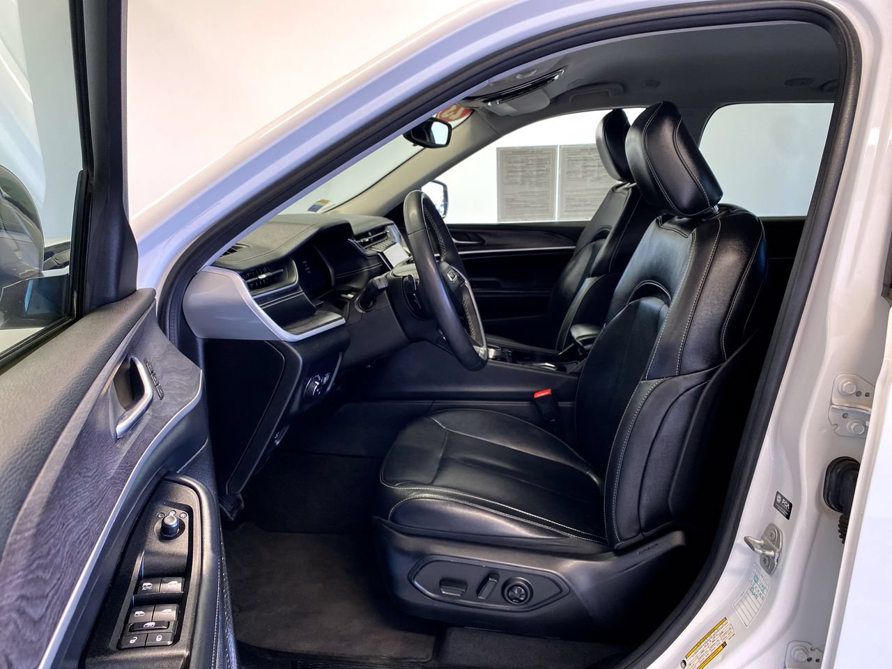 Used 2023 Jeep Grand Cherokee Limited RWD image 16