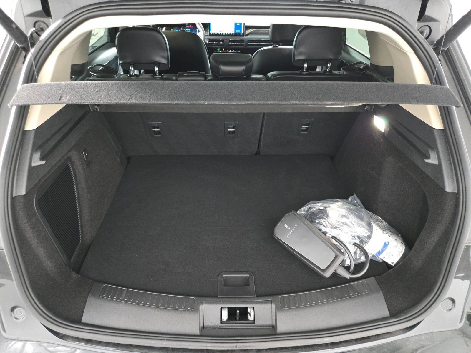 New 2025 Lincoln Corsair Grand Touring w/ Rear Removable Package Tray AWD/4WD image 18