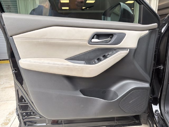 Used 2023 Nissan Rogue SV w/ SV Premium B Package FWD image 10