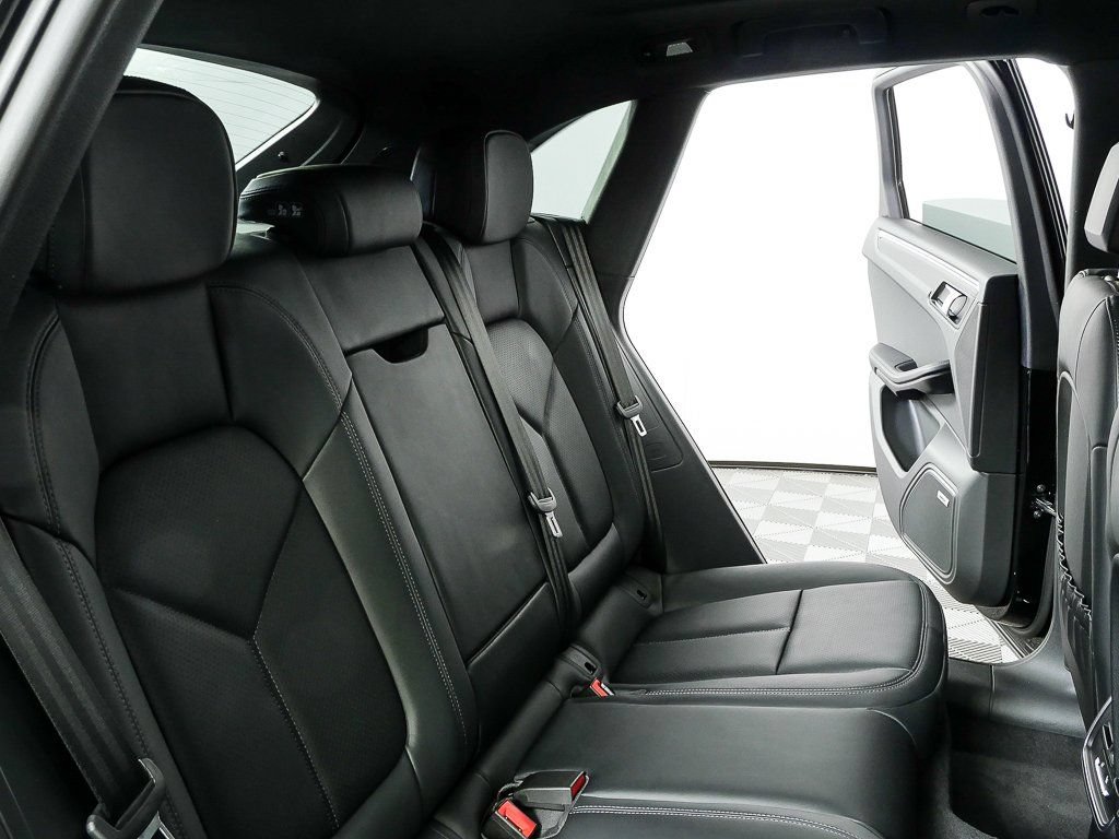 Certified 2026 Porsche Macan AWD/4WD image 22