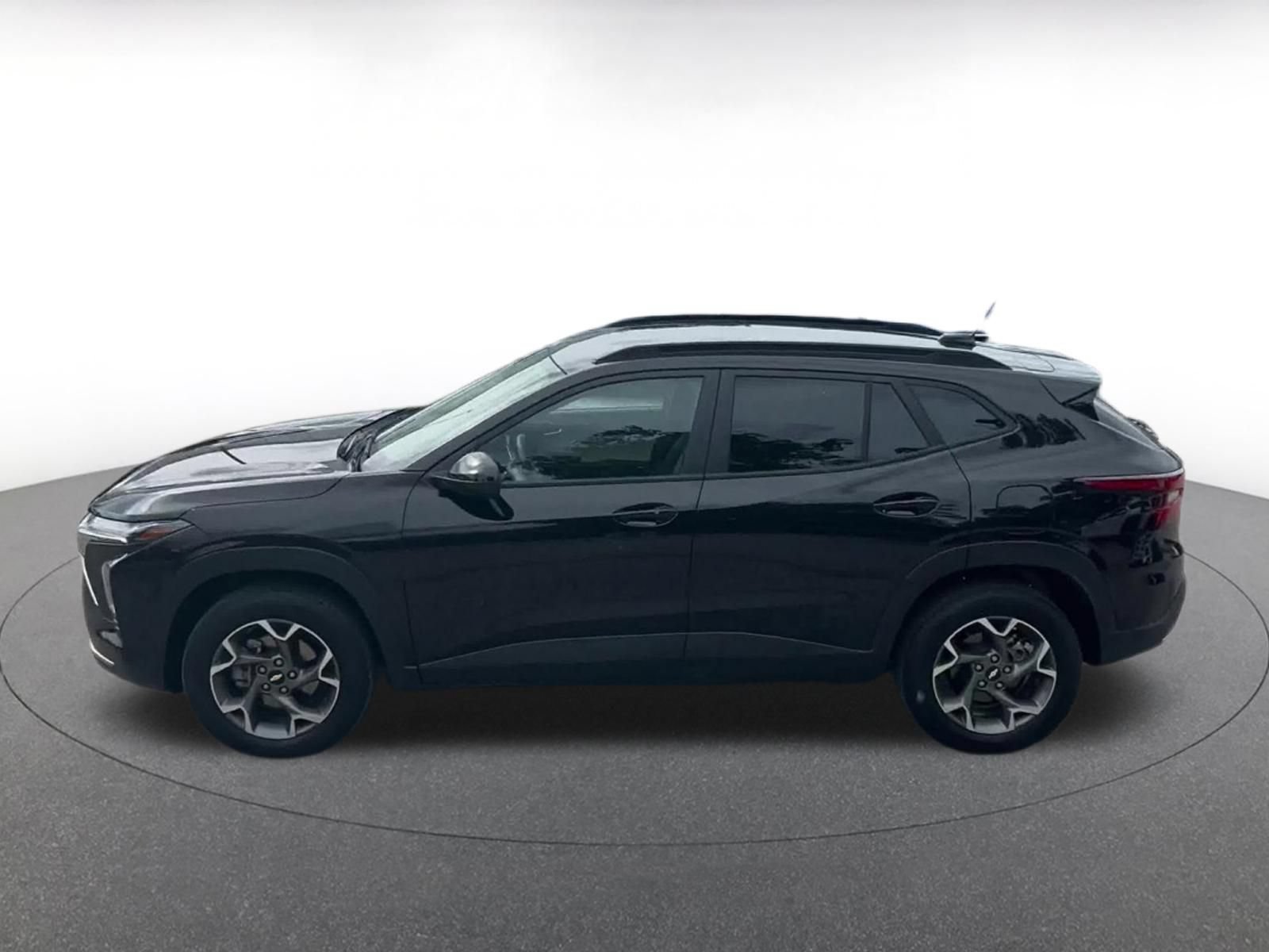 Used 2025 Chevrolet Trax LT w/ LT Convenience Package FWD image 9