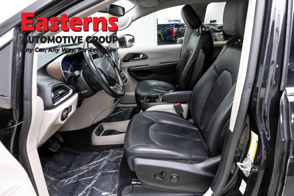 Used 2019 Chrysler Pacifica Touring-L FWD image 13