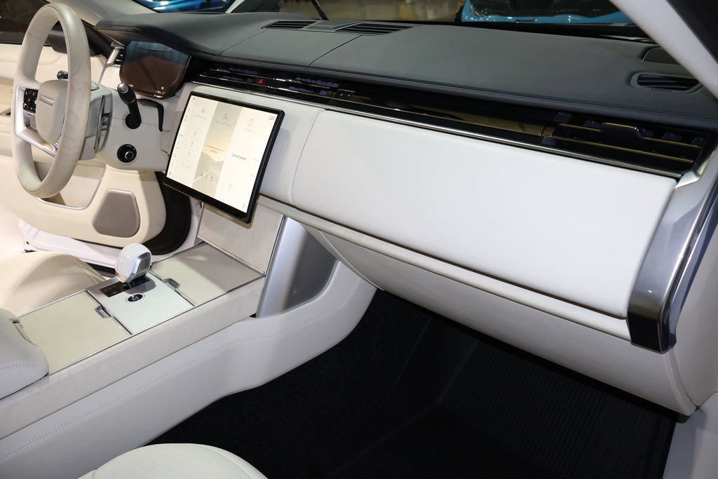 Used 2024 Land Rover Range Rover Long Wheelbase SE image 28