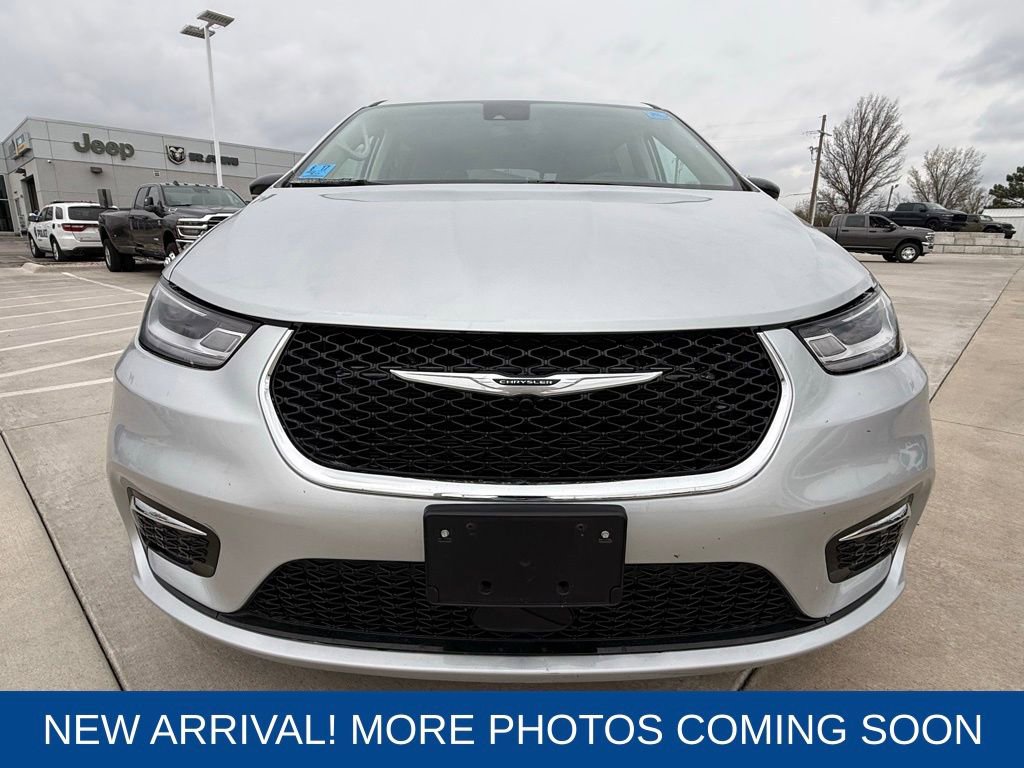 Used 2024 Chrysler Pacifica Touring-L image 8