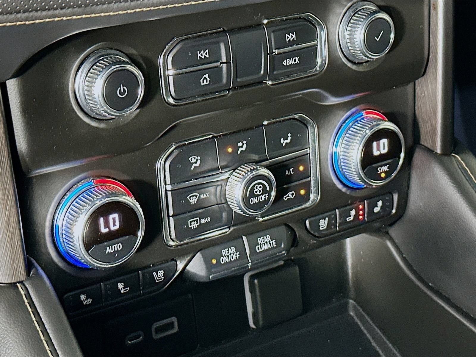 Used 2022 GMC Yukon XL AT4 AWD/4WD image 21