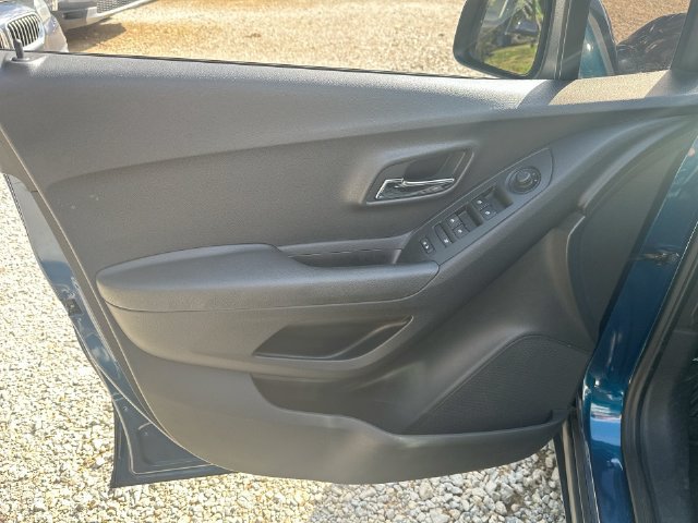 Used 2020 Chevrolet Trax LT w/ LT Convenience Package FWD image 32