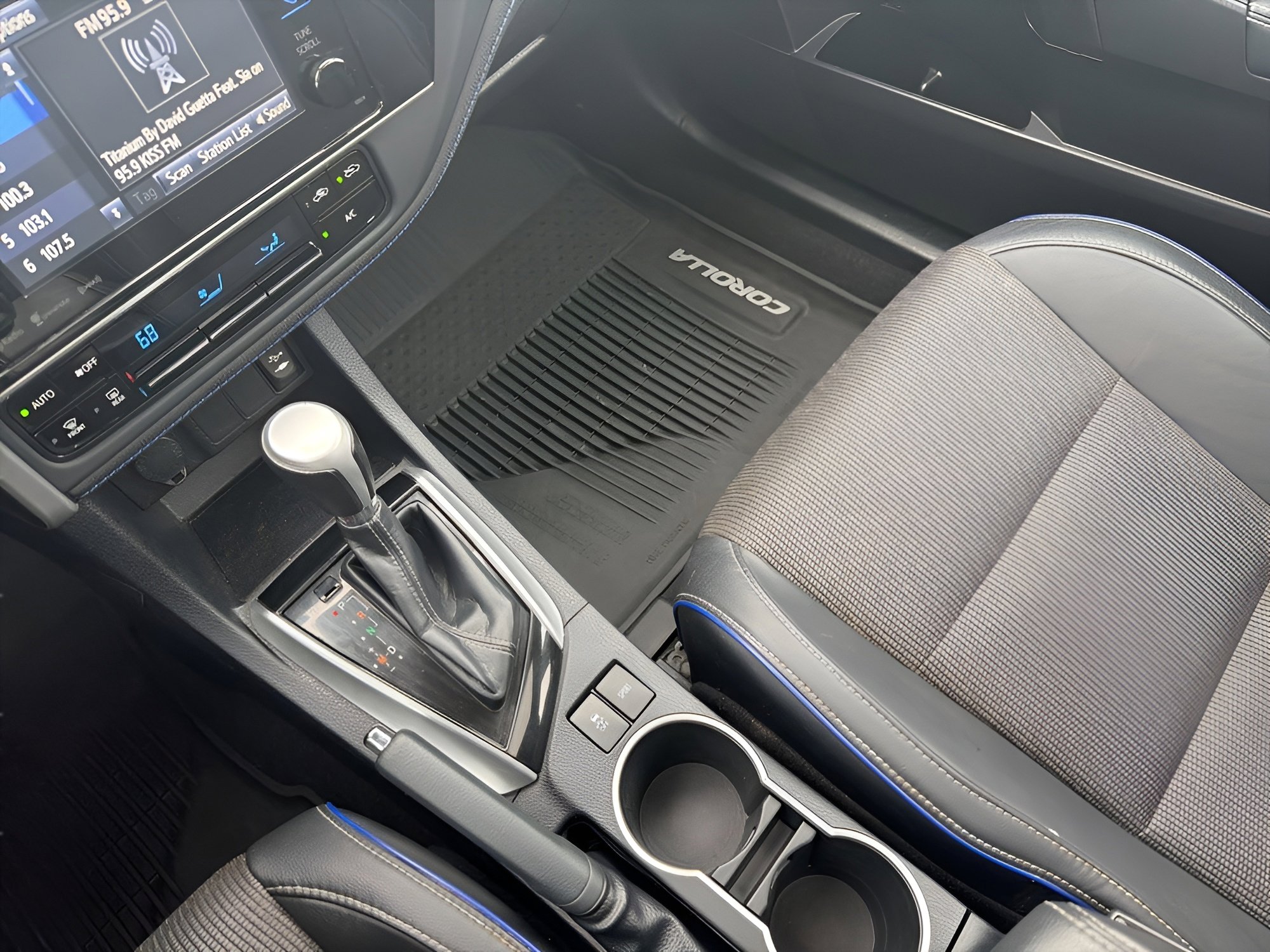 Used 2018 Toyota Corolla SE w/ SE Premium Package image 19