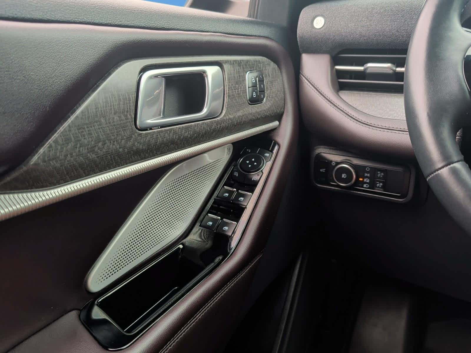 Used 2025 Ford Explorer Platinum AWD/4WD image 23
