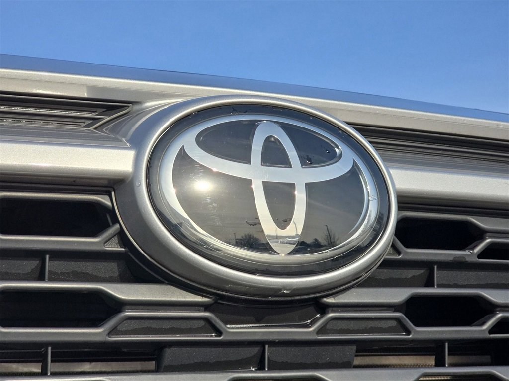 Used 2022 Toyota RAV4 XLE Premium image 32