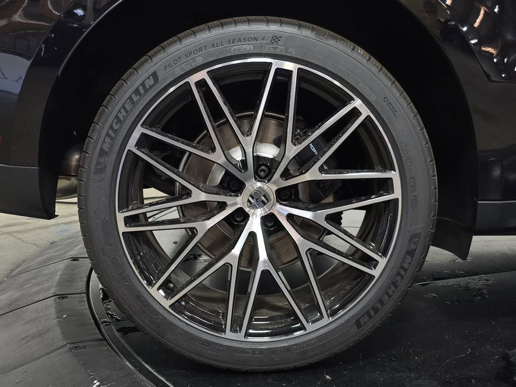 Certified 2025 Porsche Macan image 28