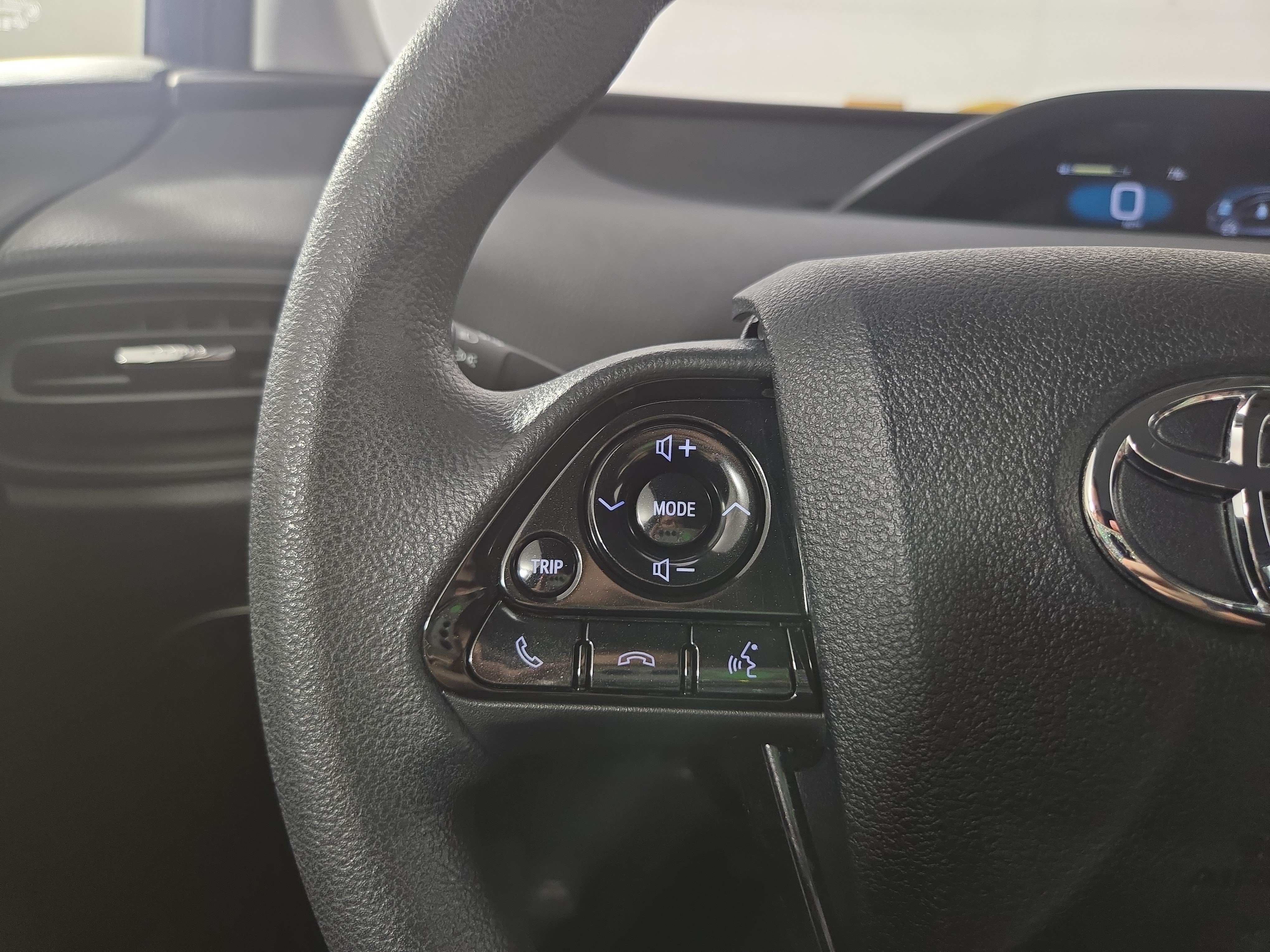 Used 2021 Toyota Prius LE FWD image 15