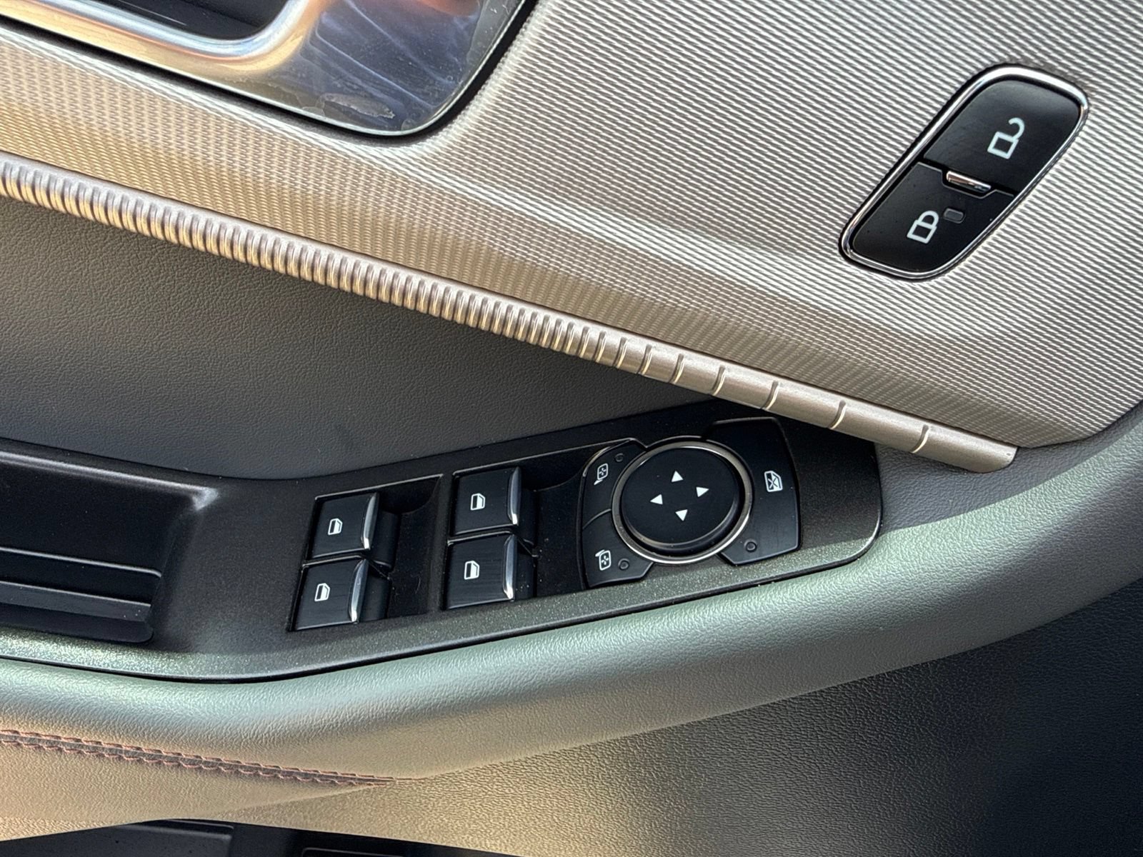 New 2026 Ford Explorer Active RWD image 16