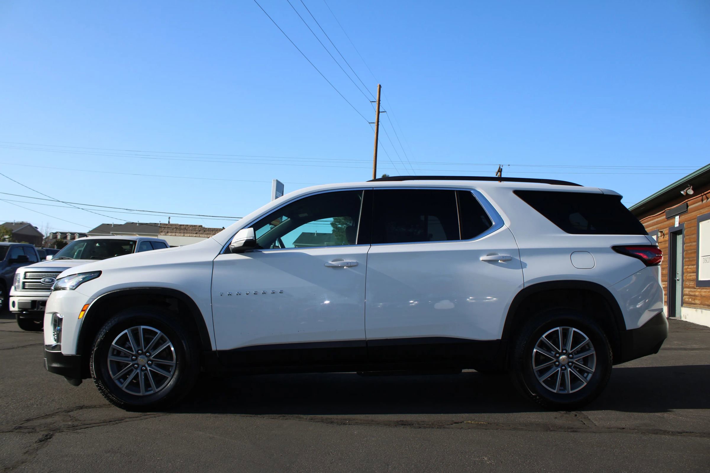 Used 2023 Chevrolet Traverse LT w/ Rear Camera Mirror Package image 4