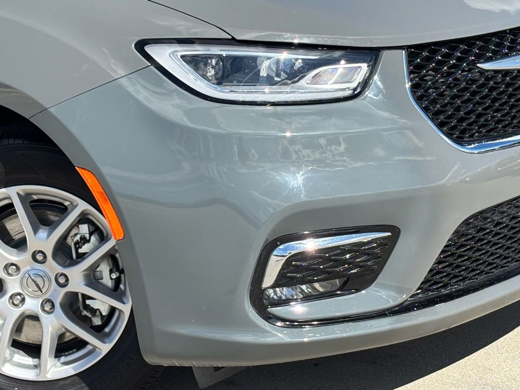 Used 2025 Chrysler Pacifica Select image 9