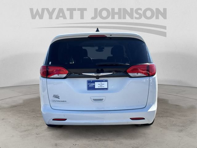 Used 2023 Chrysler Voyager LX FWD image 4