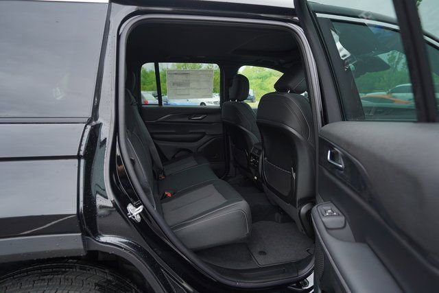 New 2025 Jeep Grand Cherokee Laredo X w/ Luxury Tech Group I image 19