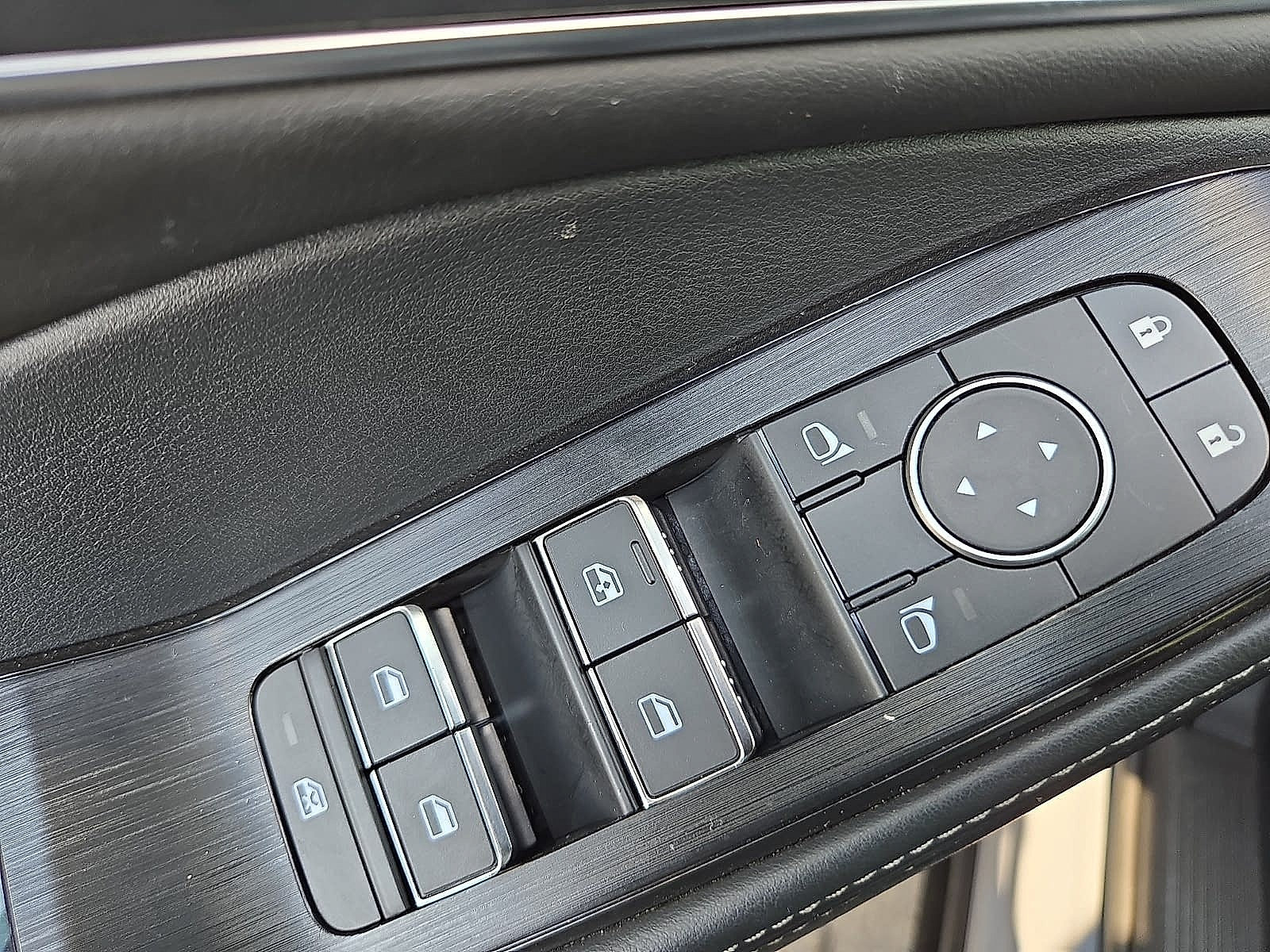 Used 2025 Nissan Rogue Platinum w/ Platinum Premium Package FWD image 11