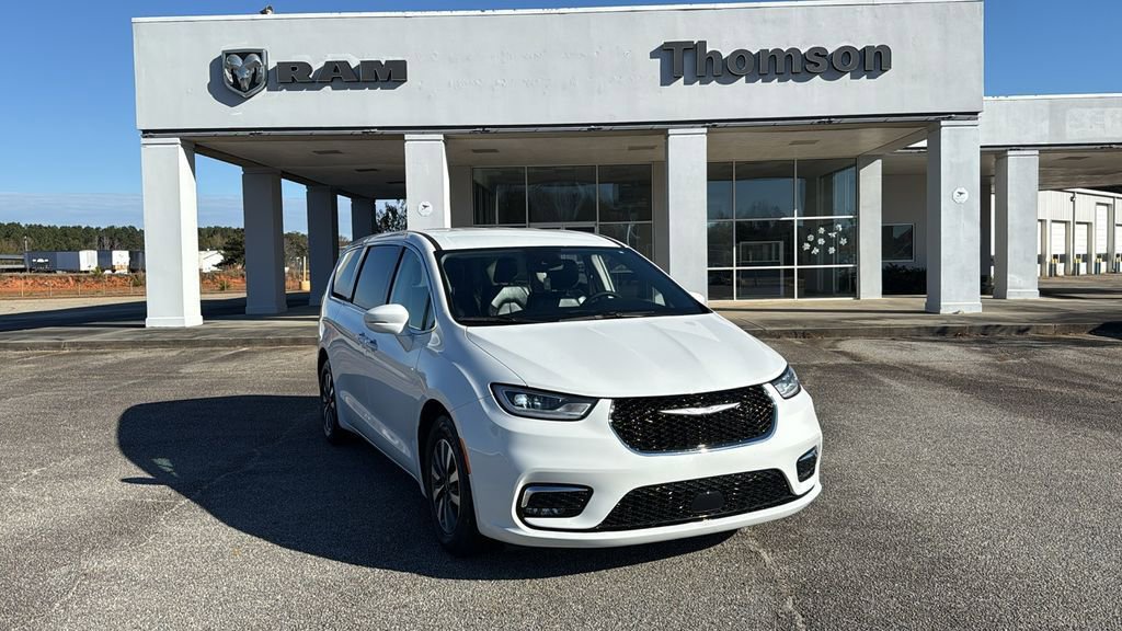 Used 2022 Chrysler Pacifica Touring-L image 2