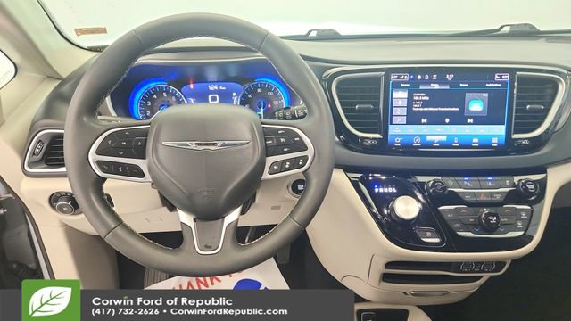 Used 2024 Chrysler Pacifica Touring-L image 14