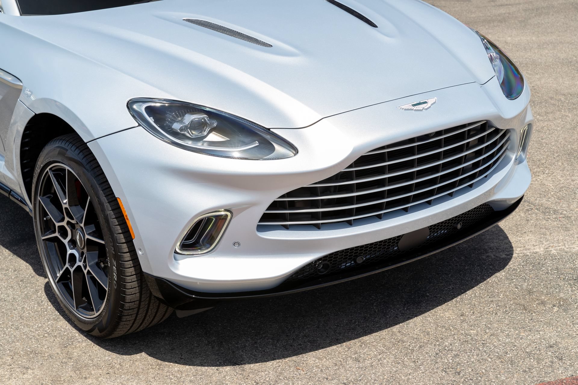 Used 2021 Aston Martin DBX AWD/4WD image 9