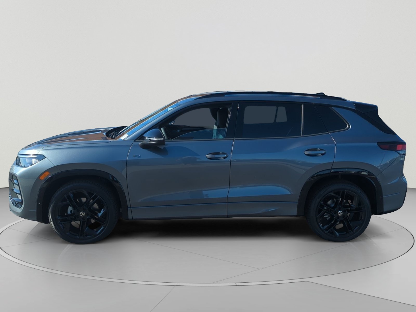 New 2026 Volkswagen Tiguan SE R-Line FWD image 2
