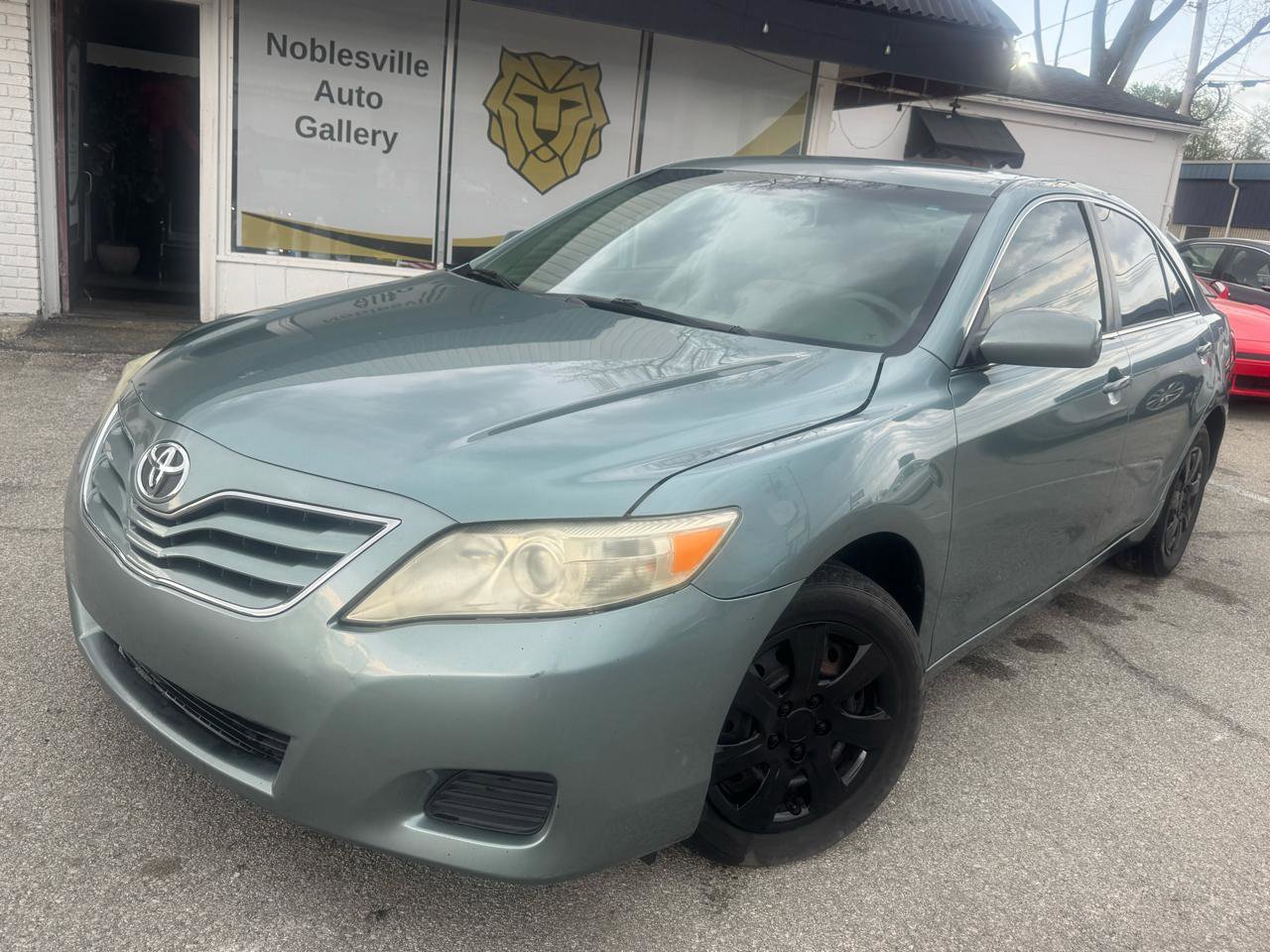 Used 2011 Toyota Camry LE FWD image 1