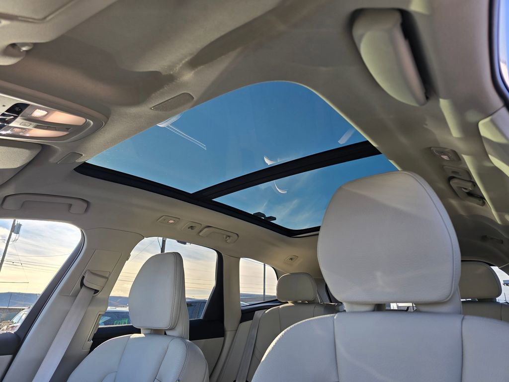 Used 2022 Volvo XC60 B5 Momentum image 24