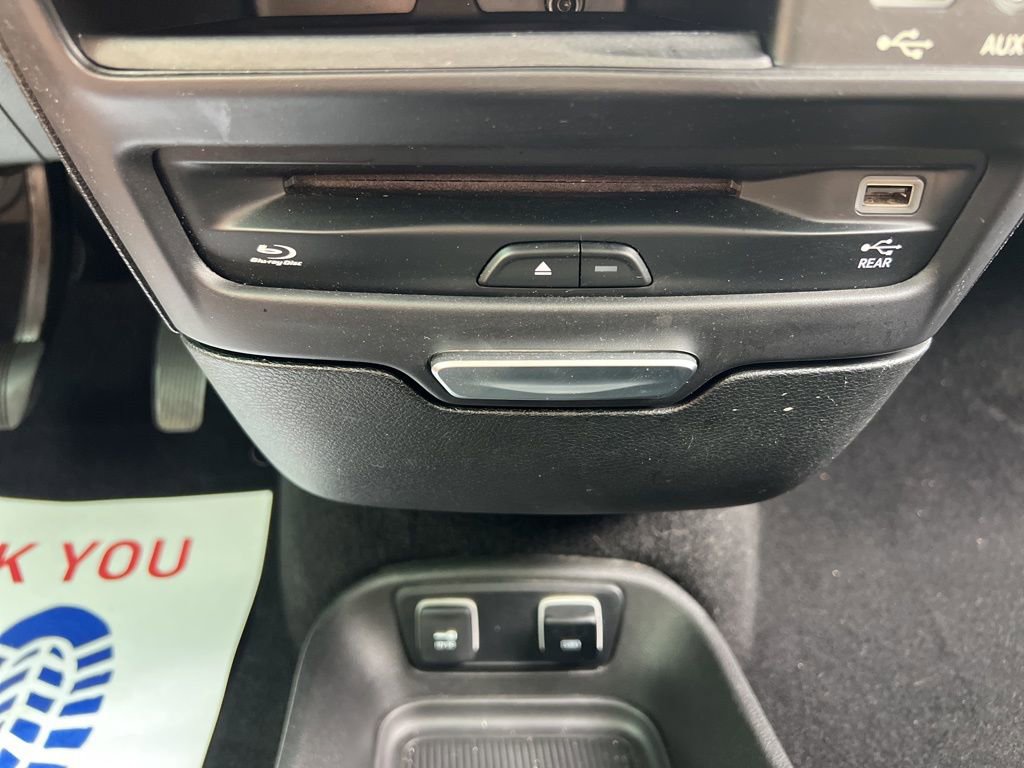 Used 2018 Chrysler Pacifica Limited w/ Tire & Wheel Group FWD image 23