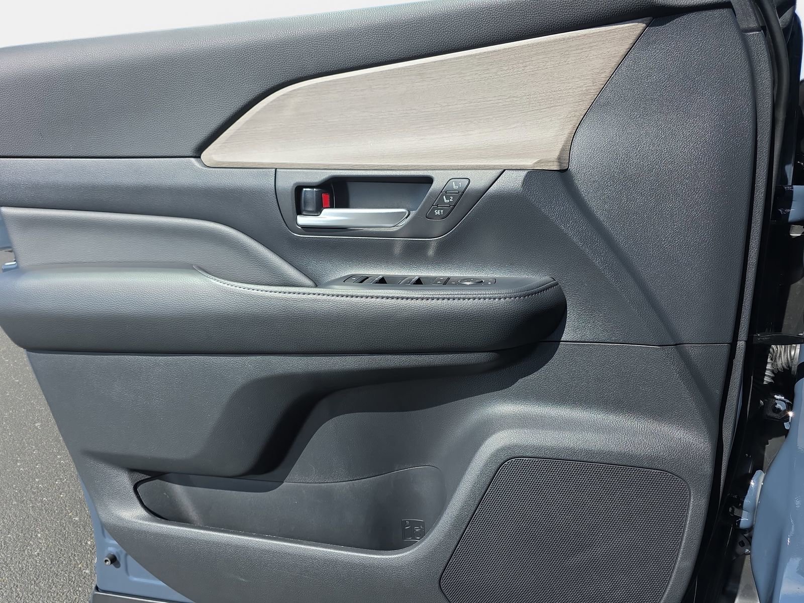 Used 2025 Toyota Grand Highlander AWD image 28