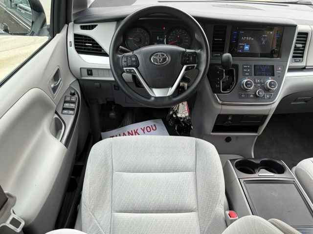 Used 2017 Toyota Sienna LE FWD image 35
