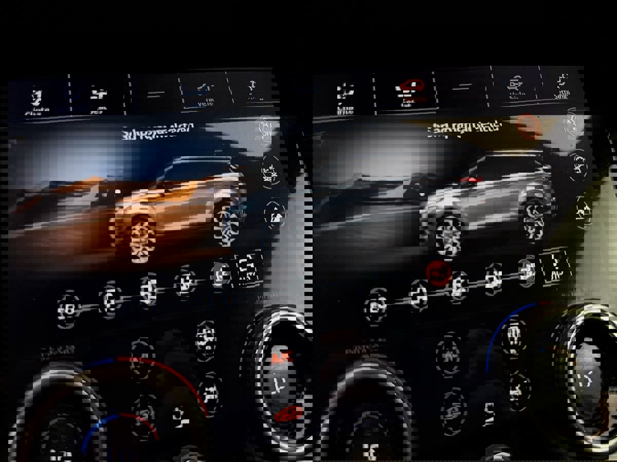 Used 2020 Land Rover Range Rover Evoque R-Dynamic SE image 34