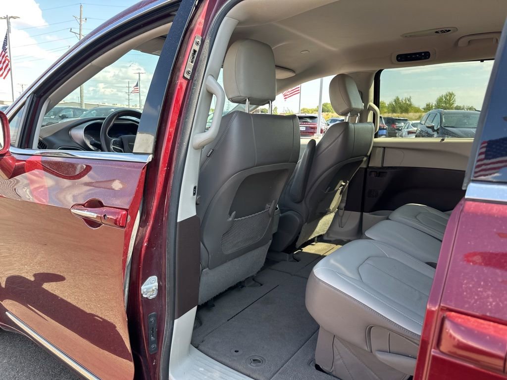 Used 2017 Chrysler Pacifica Touring-L image 17