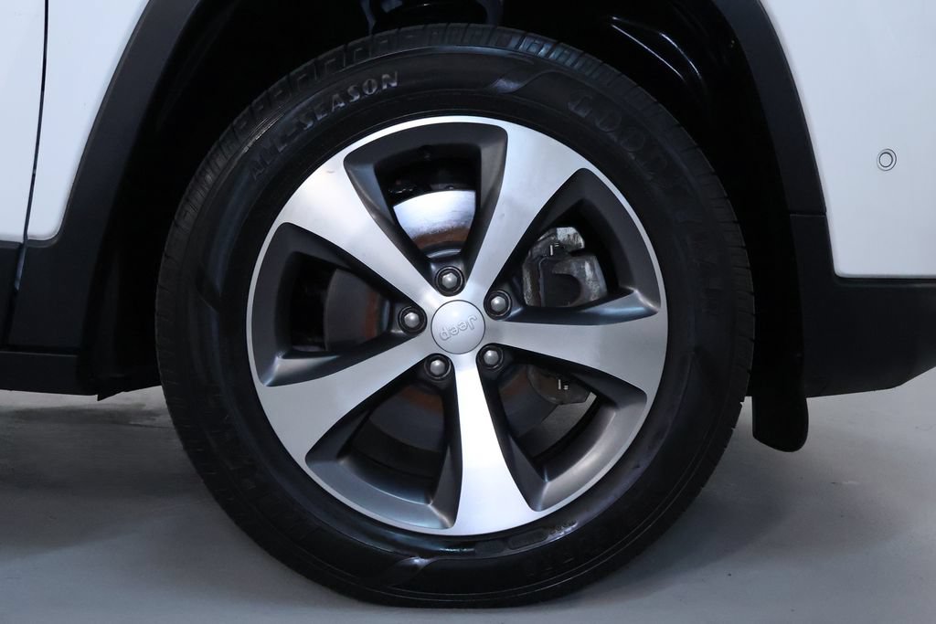 Used 2021 Jeep Cherokee Limited w/ Elite Package AWD/4WD image 40