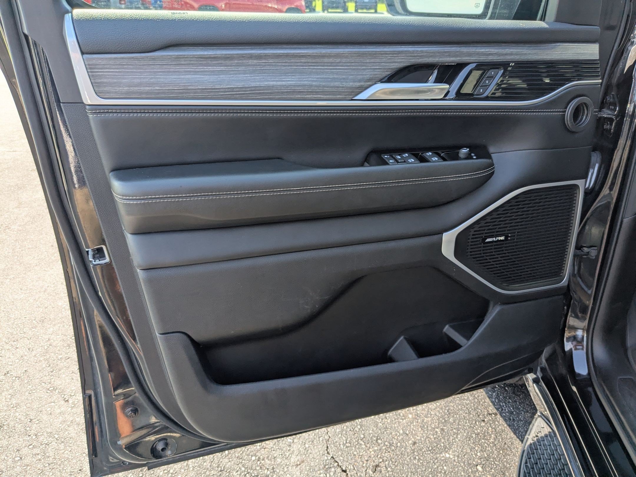 Used 2024 Jeep Wagoneer L Series II RWD image 10