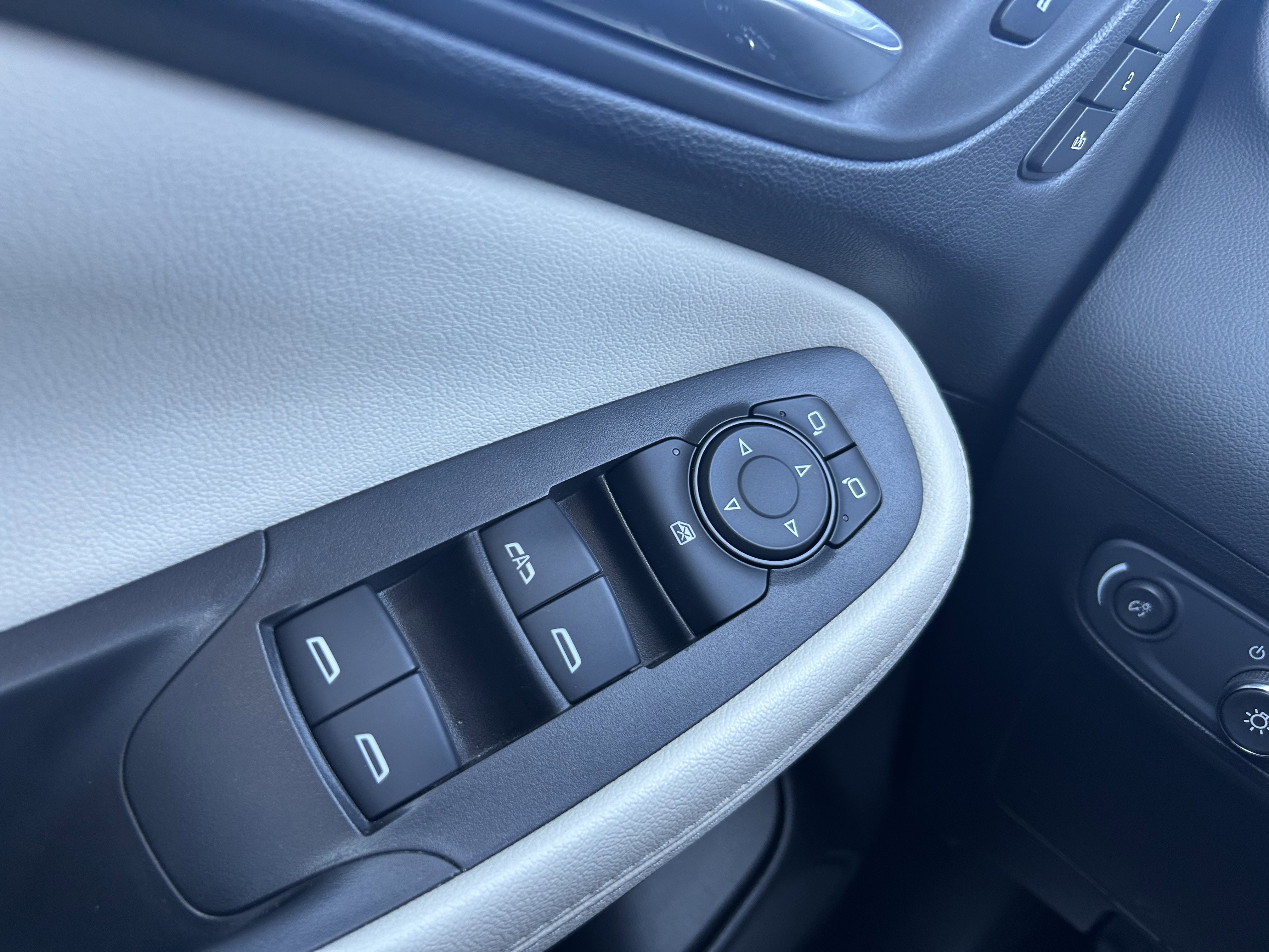 Used 2022 Buick Encore GX Essence w/ Experience Buick Package image 16