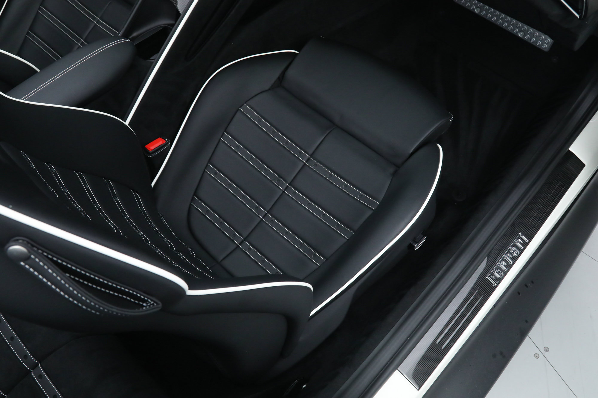 Certified 2025 Ferrari Roma Spider RWD image 25