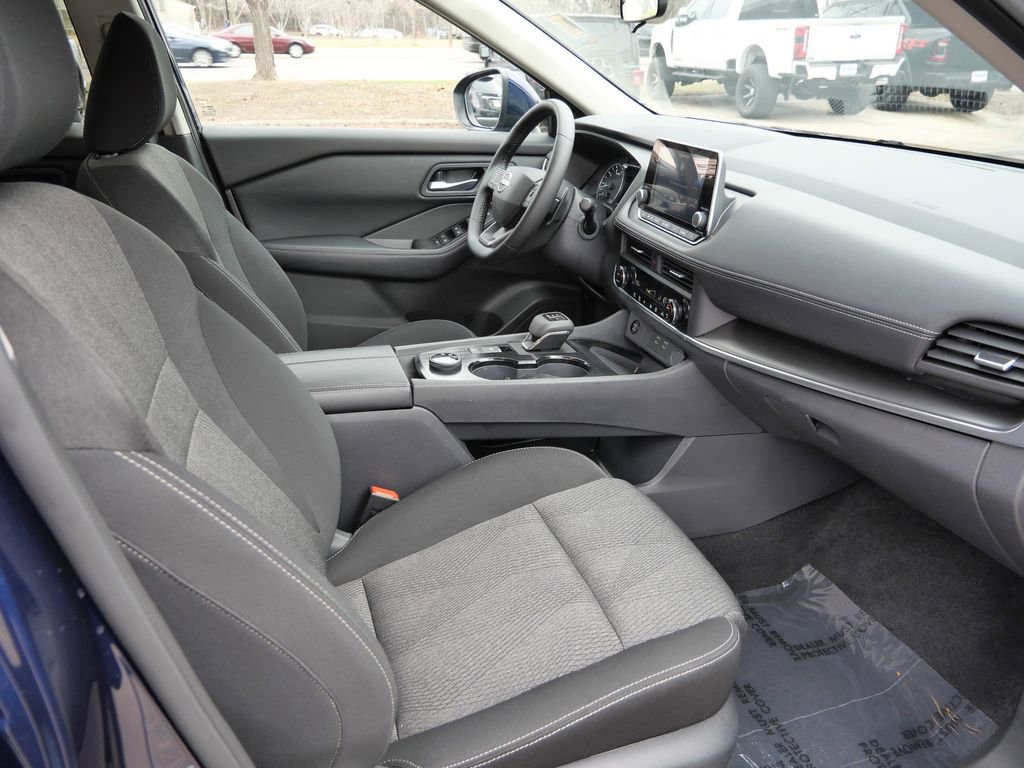 Used 2025 Nissan Rogue SV AWD/4WD image 14