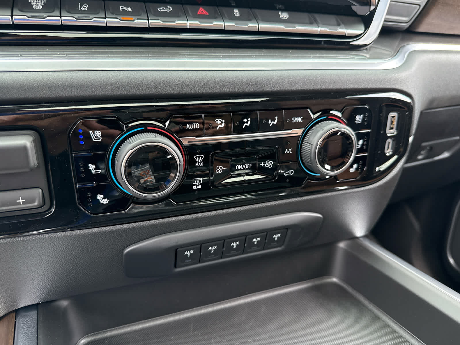 New 2026 Chevrolet Silverado 3500 High Country w/ High Country Premium Package AWD/4WD image 26