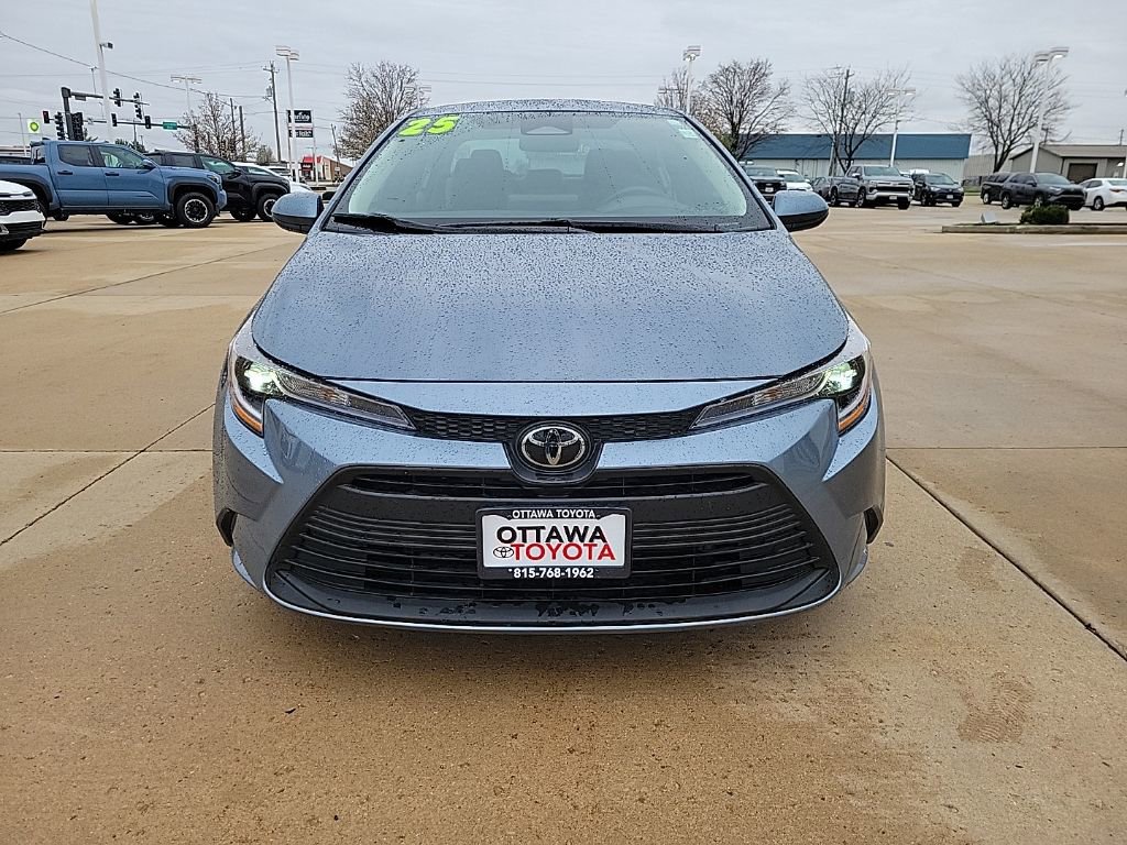 Used 2025 Toyota Corolla LE image 3