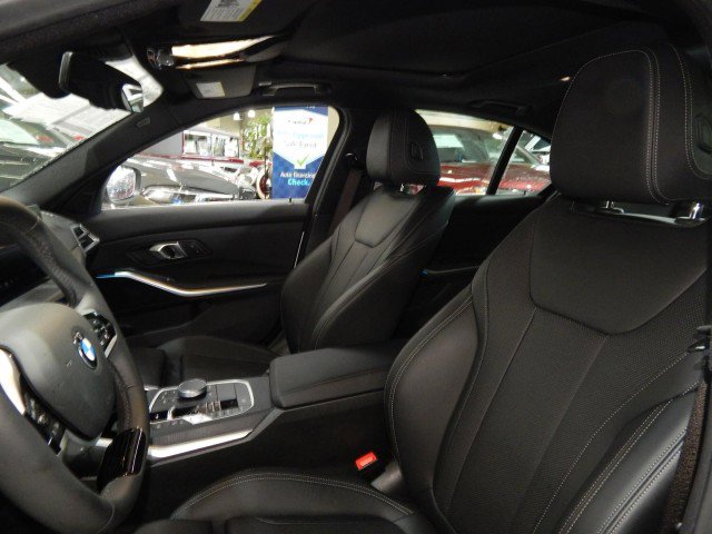 Used 2025 BMW 330i xDrive Sedan w/ Convenience Package image 17