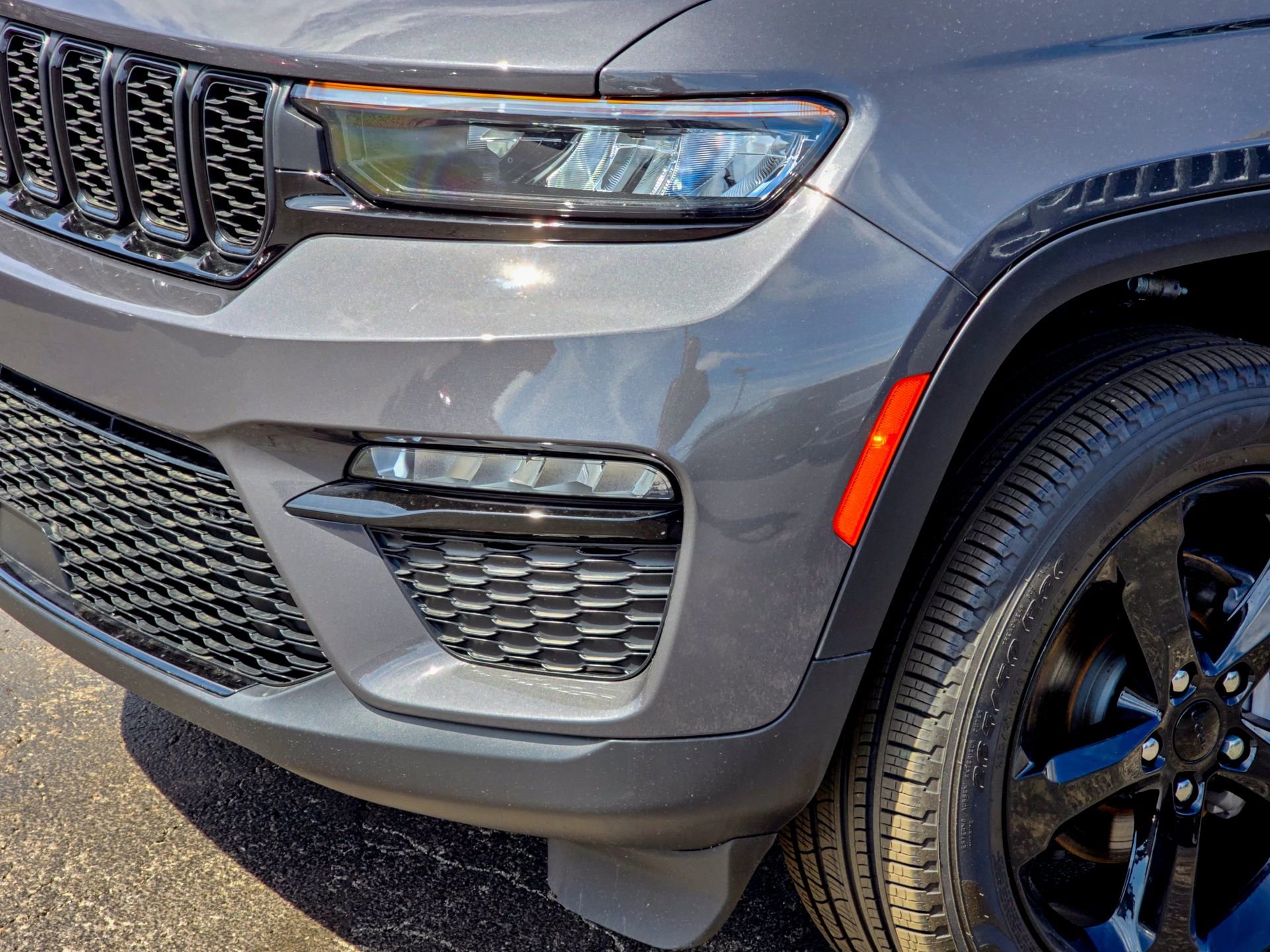 Used 2024 Jeep Grand Cherokee Limited w/ Black Appearance Package image 10