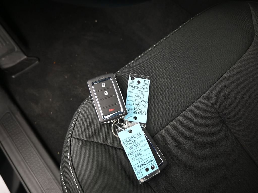 Used 2025 Jeep Grand Cherokee Laredo image 18