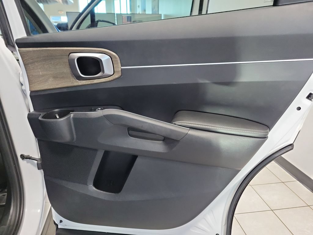 Used 2023 Kia Sorento S w/ Panoramic Sunroof Package AWD/4WD image 13
